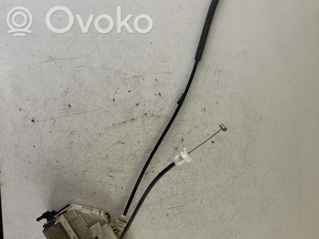 Peugeot 407 Priekšpusē slēdzene 