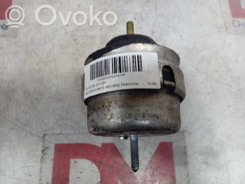 Engine mount bracket   8D0199379AR