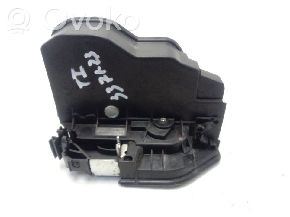 Rear door lock   7229459