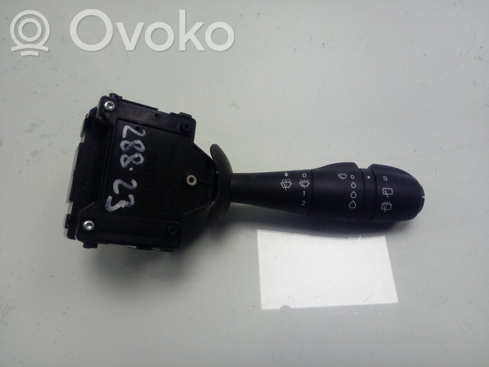 Pyyhkijän vipu   E10670313