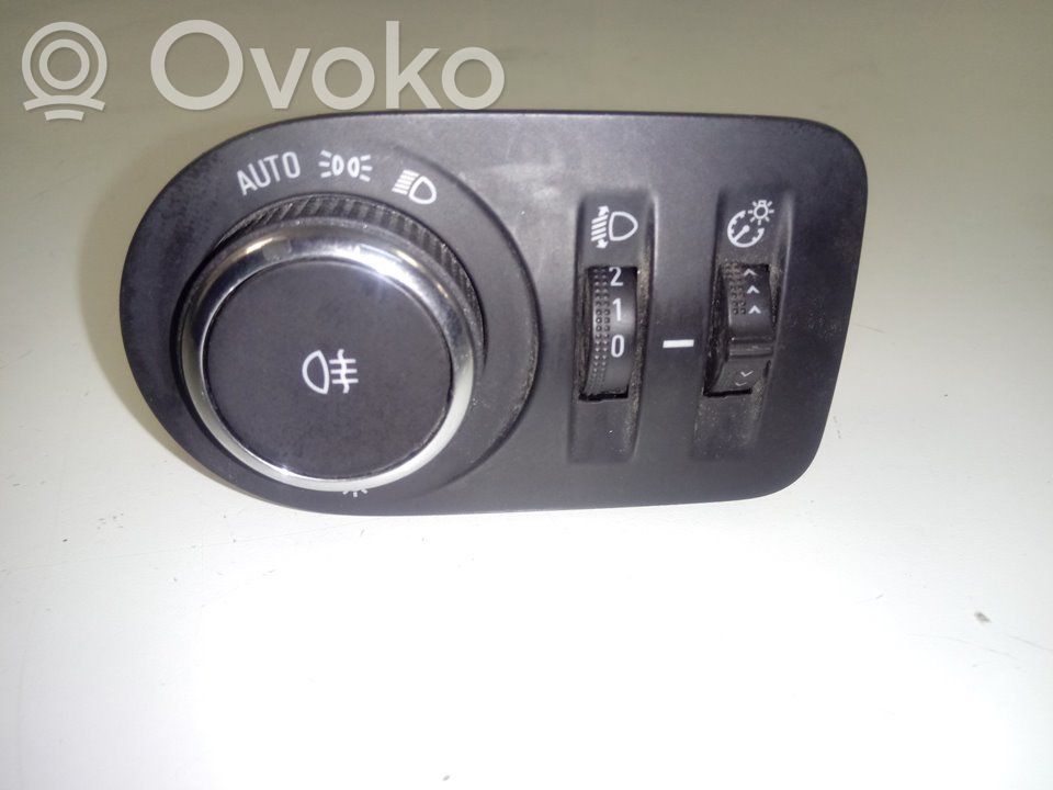 Opel Combo E Interruptor de control del panel de luces 