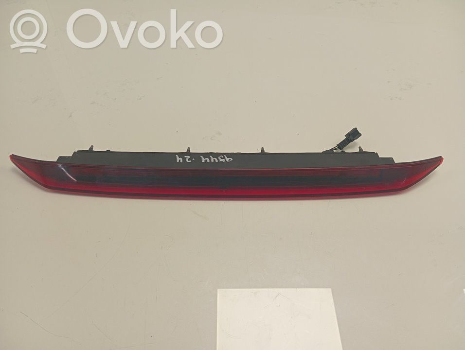 Kolmas/lisäjarruvalo   32228419