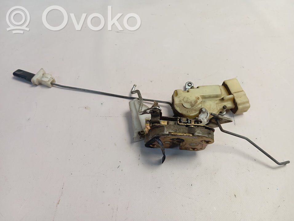 Toyota Yaris Zamek drzwi tylnych 