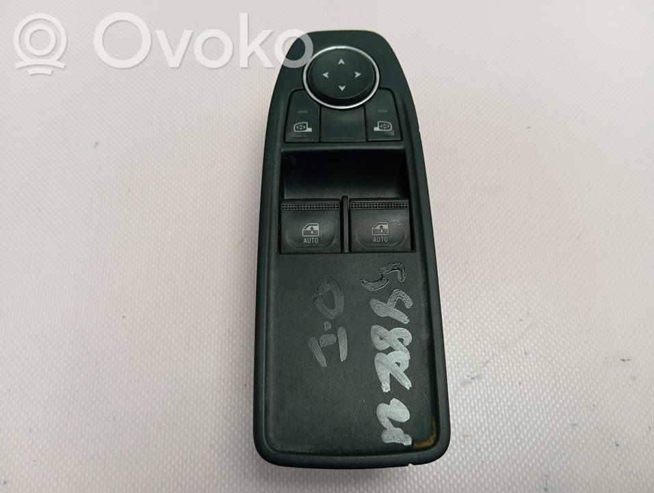 Renault Clio IV Electric window control switch 