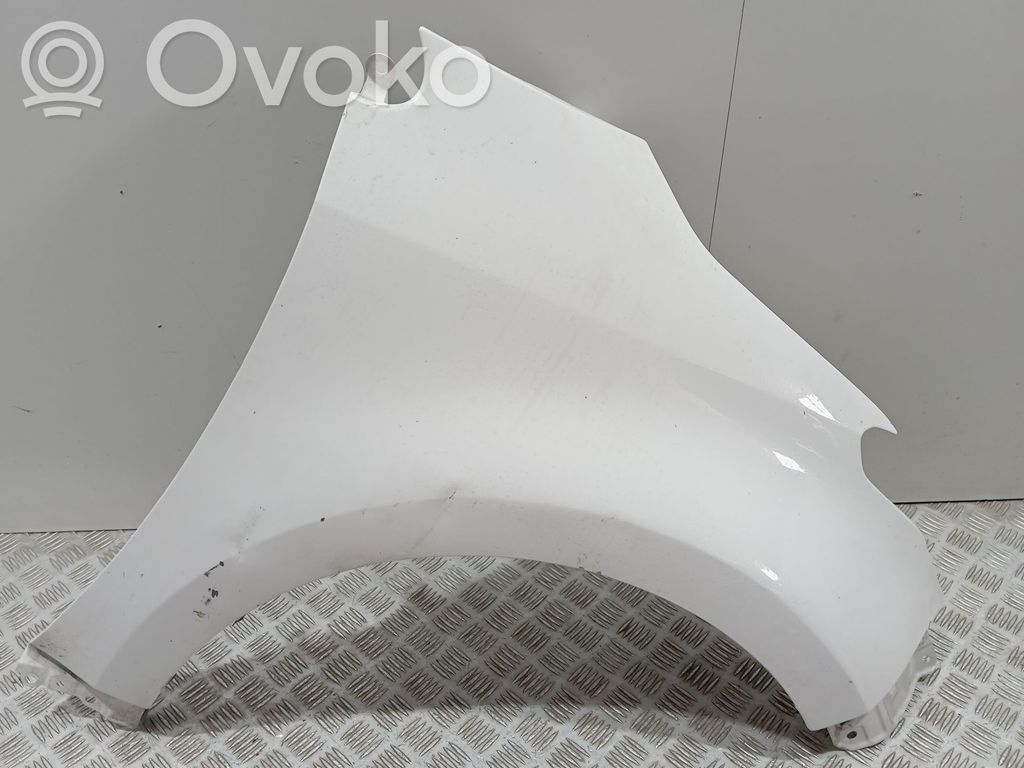 Toyota Yaris Błotnik przedni 