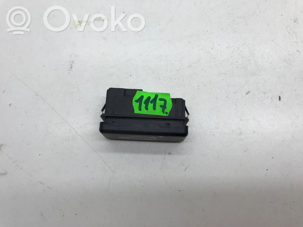 Tailgate/boot open switch button   8375820