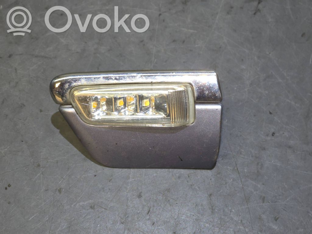 Audi A8 S8 D3 4E Etupuskurin suuntavilkku 
