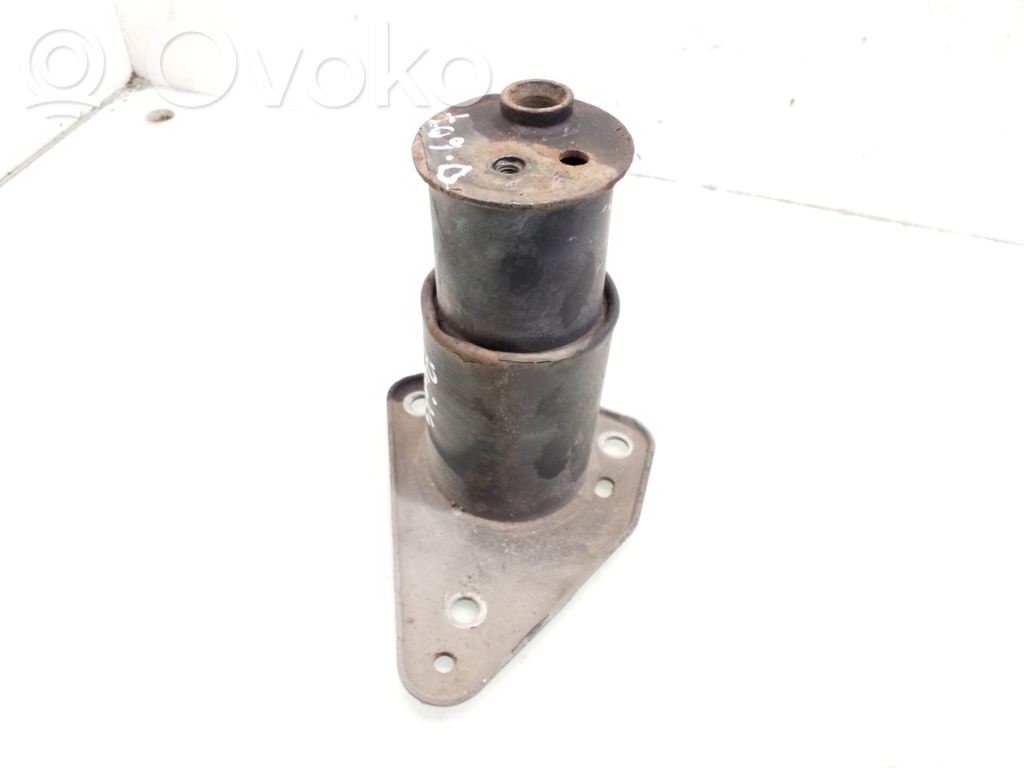 Front bumper mounting bracket