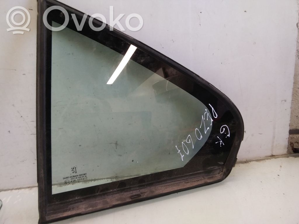Peugeot 607 Rear vent window glass 