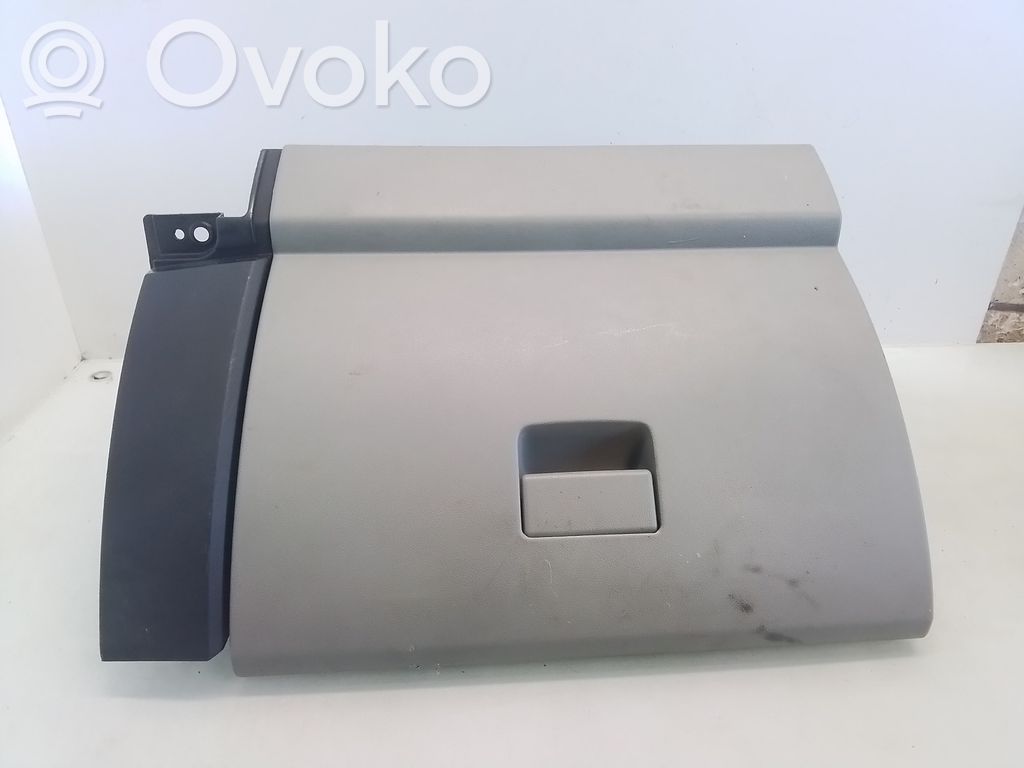 Glove box   CC2964161