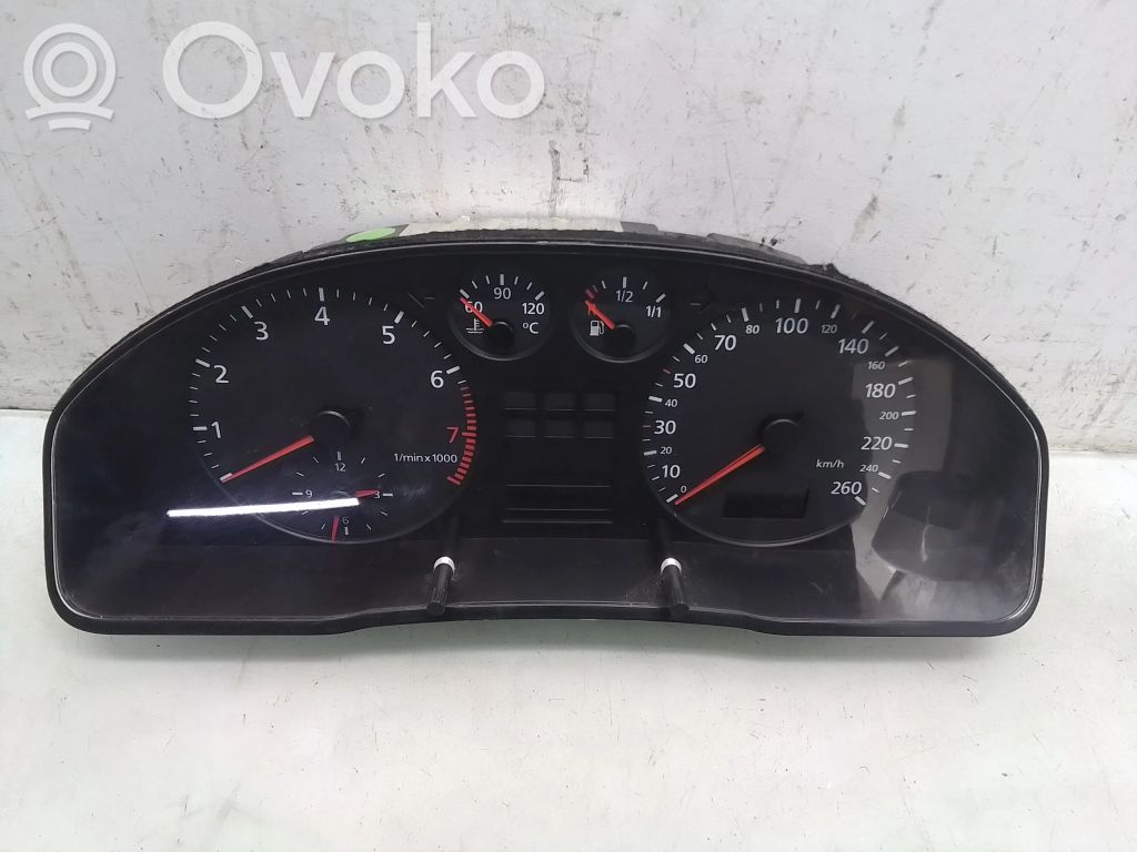 Audi A4 S4 B5 8D Licznik / Prędkościomierz 