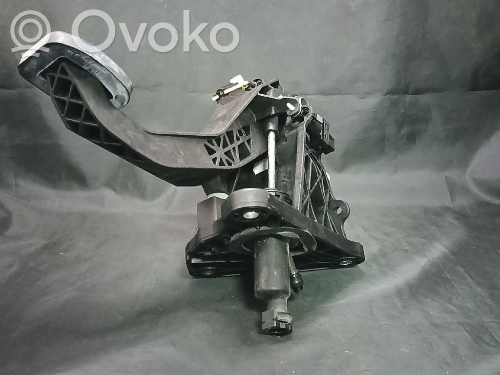 Mercedes-Benz A W176 Sankabos pedalas 