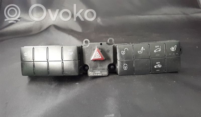 Mercedes-Benz C W203 Przycisk świateł awaryjnych 