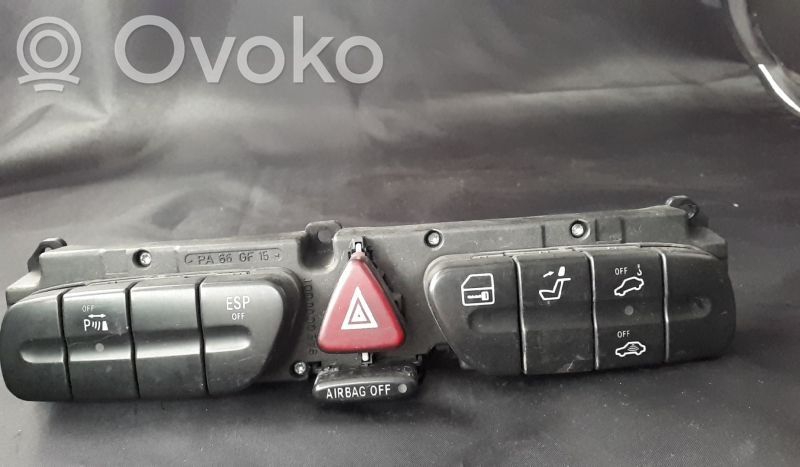 Mercedes-Benz C W203 Przycisk świateł awaryjnych 