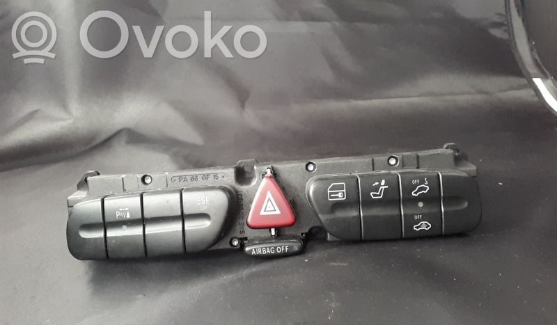 Mercedes-Benz C W203 Przycisk świateł awaryjnych 