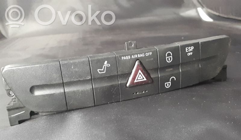 Mercedes-Benz E W211 Botón interruptor de luz de peligro 