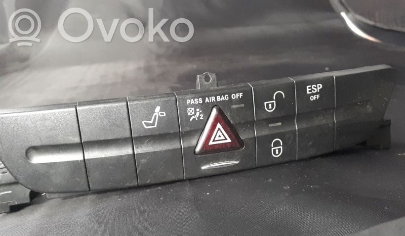 Mercedes-Benz E W211 Botón interruptor de luz de peligro 