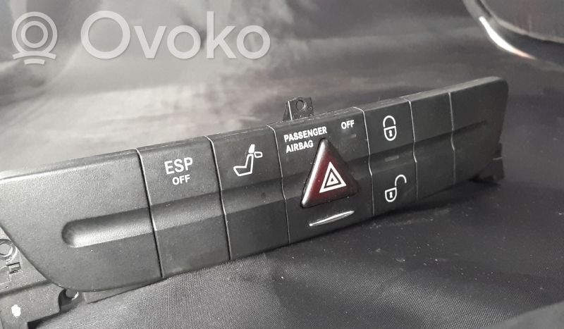 Mercedes-Benz E W211 Botón interruptor de luz de peligro 
