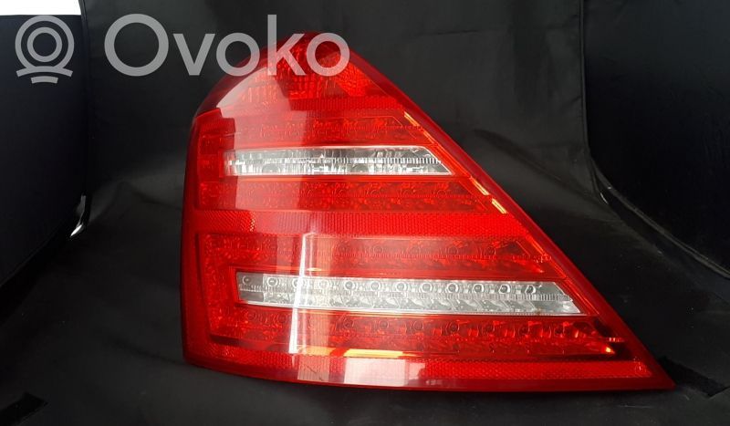 Lampy tylnej klapy bagażnika   2218201364,DEFEITOESTALADO