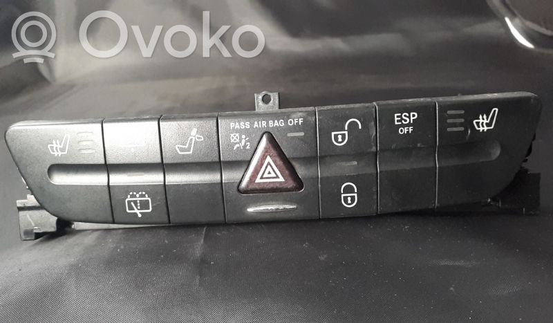 Mercedes-Benz E W211 Botón interruptor de luz de peligro 