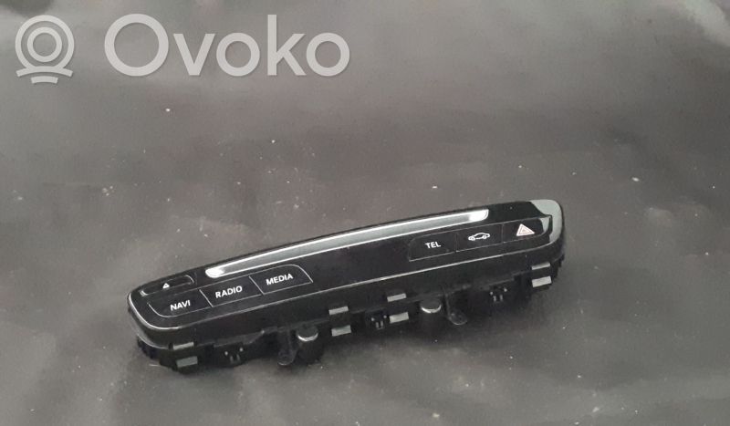 Mercedes-Benz C W205 Botón interruptor de luz de peligro 