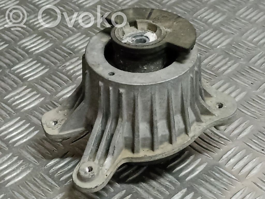 Engine mount bracket   2052406617,A2052406617,DEFEITOPINO,ESQUERDO