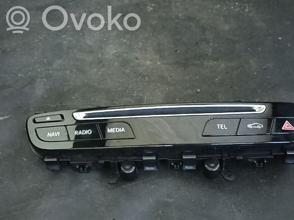 Mercedes-Benz C W205 Botón interruptor de luz de peligro 