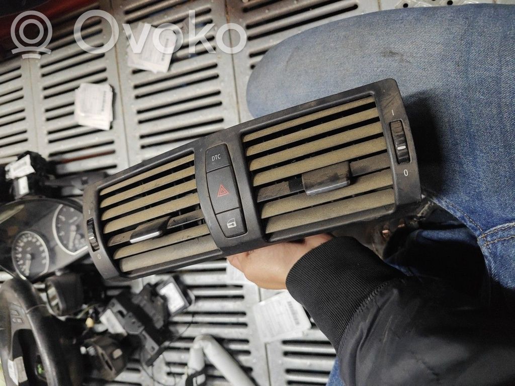 BMW 1 E81 E87 Centrālais gaisa ventilācijas režģis 