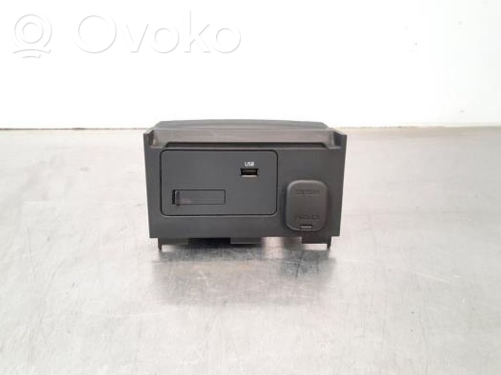 Mazda 3 USB socket connector 
