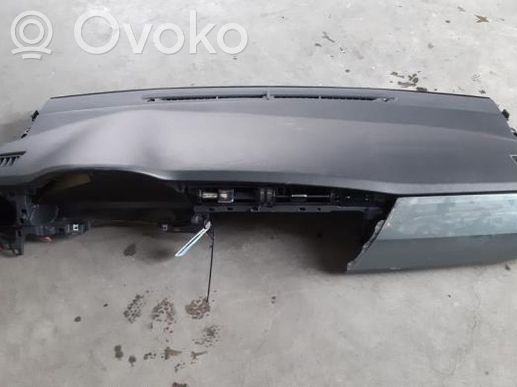 Toyota Auris E180 Panelis 