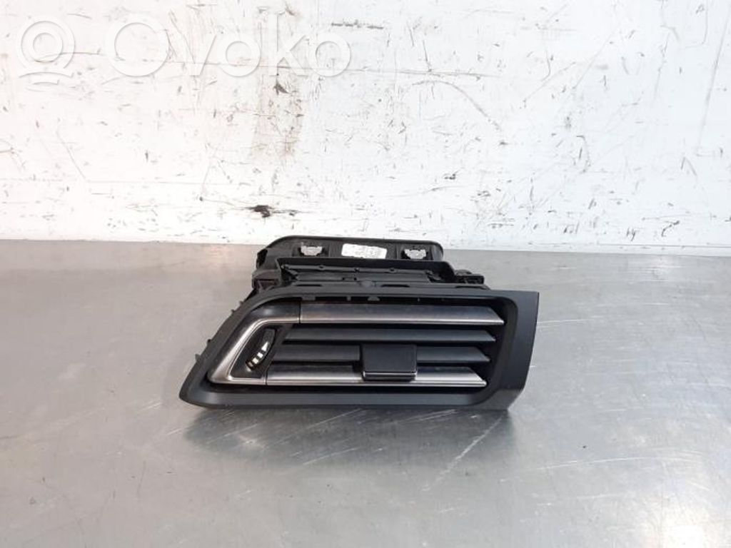 Grille d'aération centrale