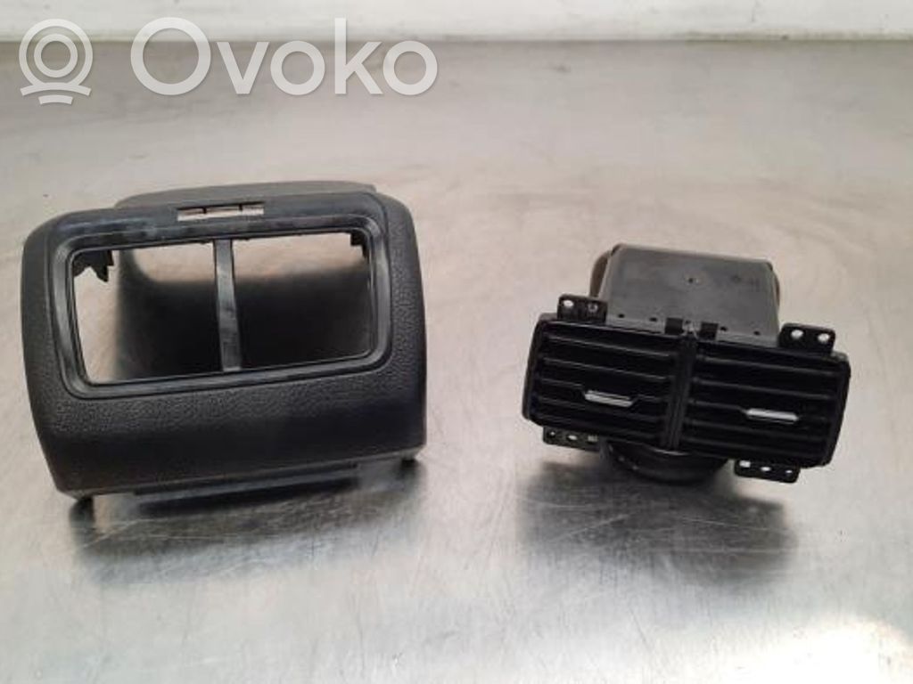 Volkswagen Golf VII Dysze / Kratki środkowego nawiewu deski rozdzielczej 