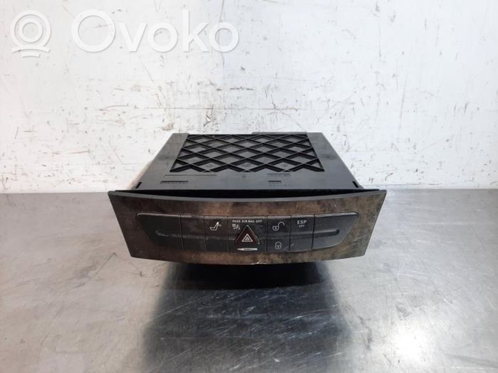 Mercedes-Benz E W211 Botón interruptor de luz de peligro 
