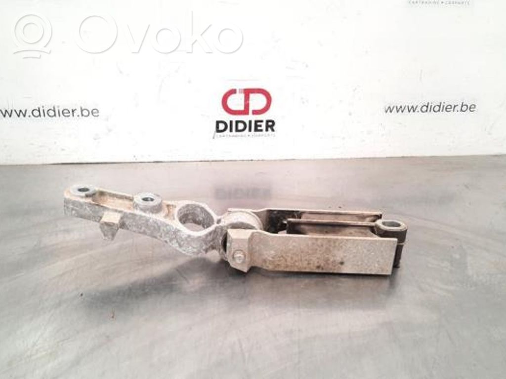 Volvo XC60 Engine mount bracket 