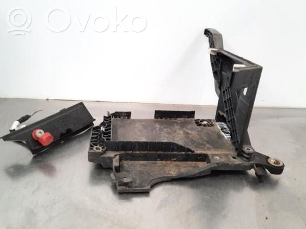 BMW 2 F46 Akkulaatikon alusta 