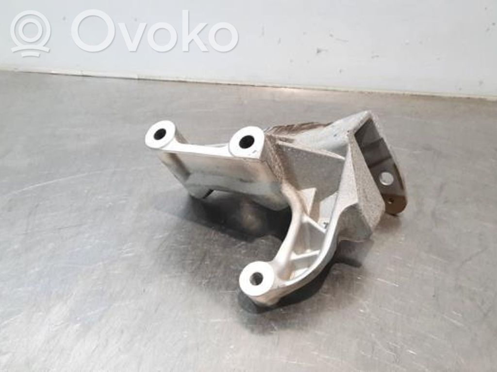 Volvo V60 Engine mount bracket 
