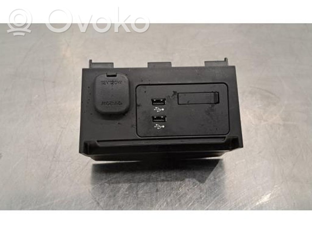 Mazda 3 USB-pistokeliitin 