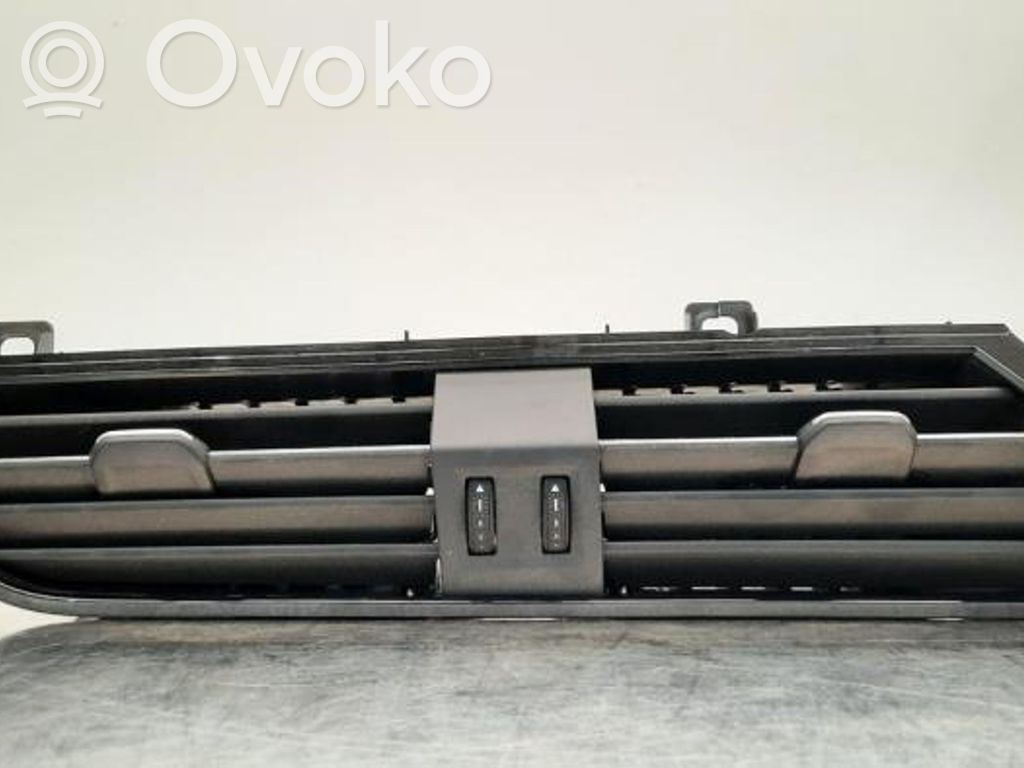 Audi Q3 F3 Dysze / Kratki środkowego nawiewu deski rozdzielczej 