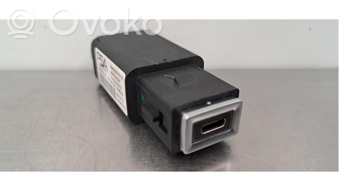Peugeot 2008 II Gniazdo / Złącze USB 