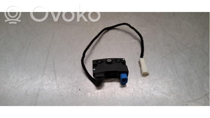 Tesla Model Y Aerial antenna amplifier 