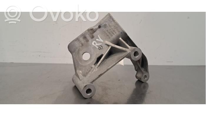 Volvo XC60 Engine mount bracket 