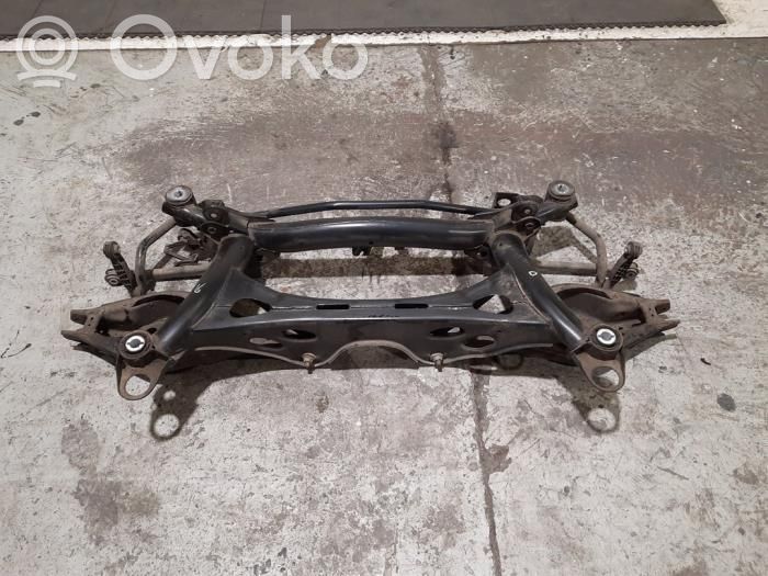 Volvo XC40 Galinis traversas 