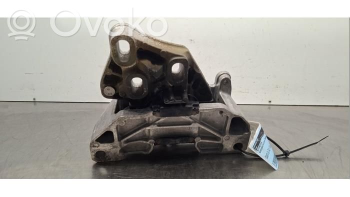 Mercedes-Benz CLA C118 X118 Engine mount bracket 
