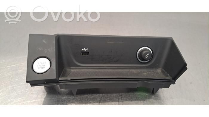 USB-pistokeliitin   8W1864131C
