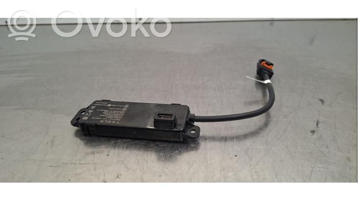 Tesla Model 3 Antenas vadības bloks 