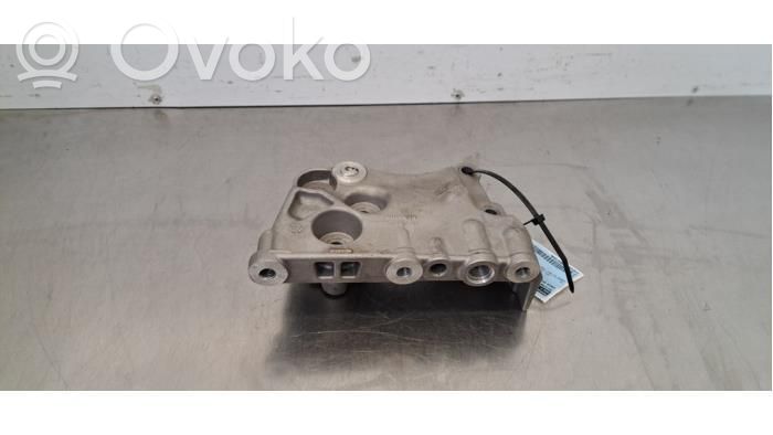Engine mount bracket   112318425R