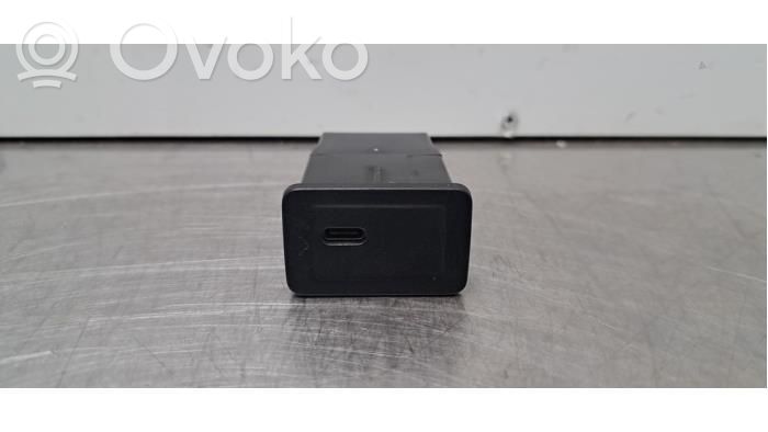USB-pistokeliitin   A2478207802