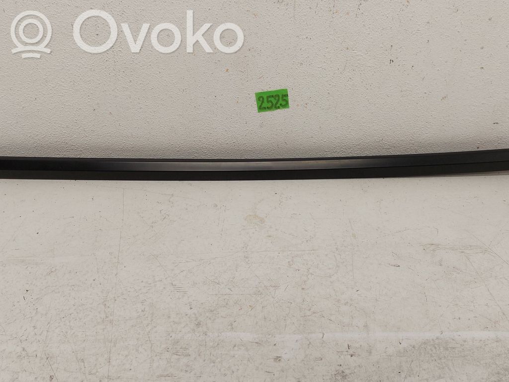 Tesla Model Y Takaoven lasin muotolista 
