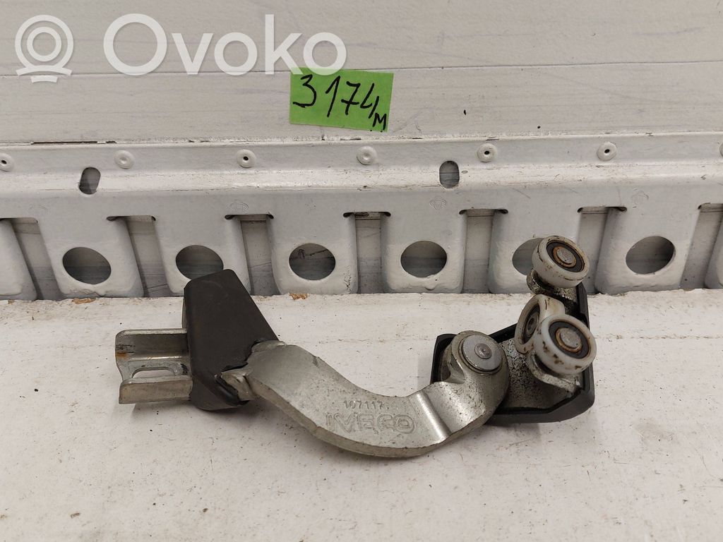 Iveco Daily 4th gen Guida/cerniera superiore del rullo del portellone scorrevole 
