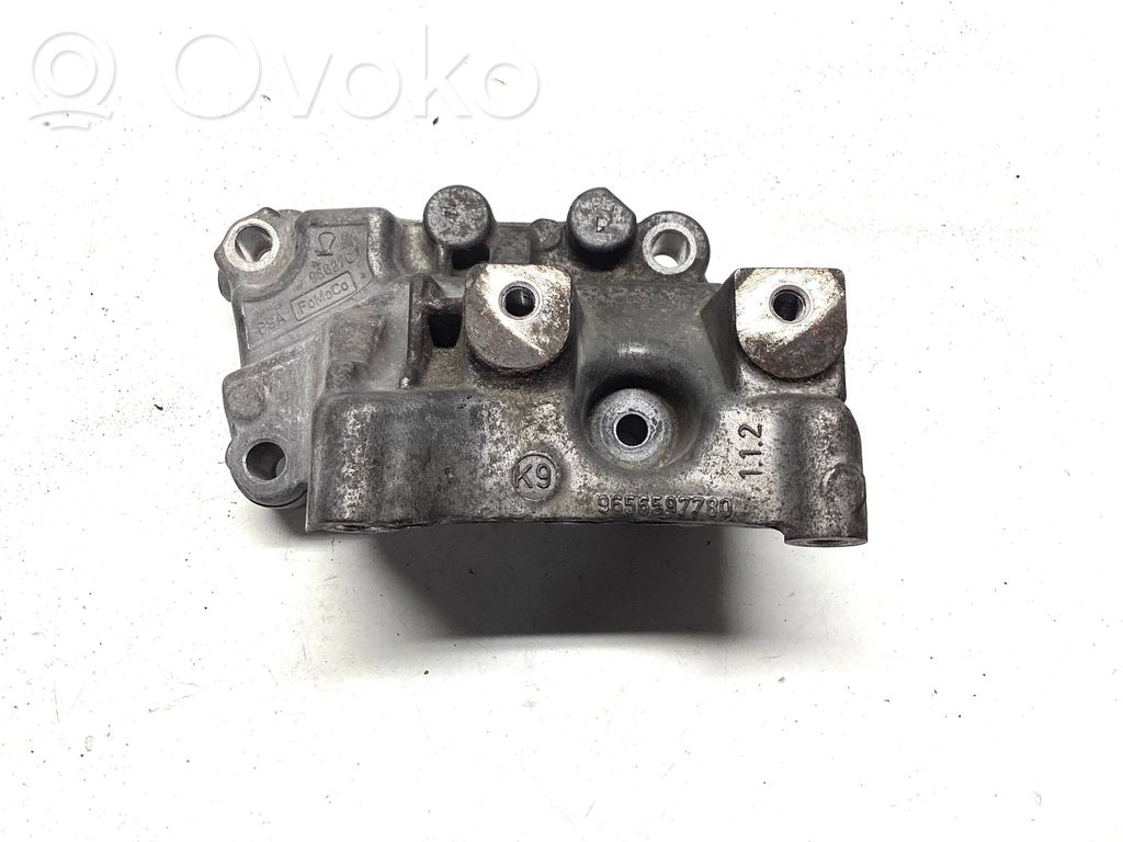 Land Rover Freelander 2 - LR2 Engine mounting bracket 